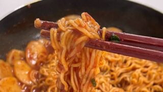 사리곰탕면으로 만든 라볶이 완성 모습, 떡과 라면이 어우러진 분식 요리 / Rabokki made with Sari Gomtang noodles, Korean street-style dish with rice cakes and noodles